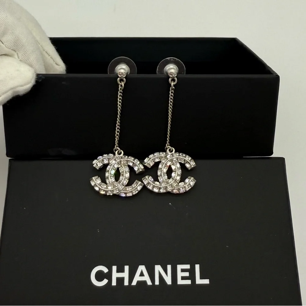 ❌SOLD❌Authentic Chanel silver princess square crystal large CC dangle earrings - Picture 4 of 13